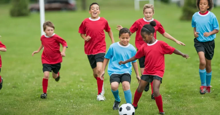 barn på fotballbane med felles banekalender